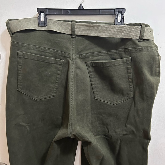 Gloria Vanderbilt does Army? Yup dark green pants come with matching check-belt. - Picture 2 of 6